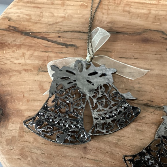 🟢 Beautiful pair of Pewter Crafted Christmas Bells w/ Holly Leaves & Jewels - Picture 7 of 12